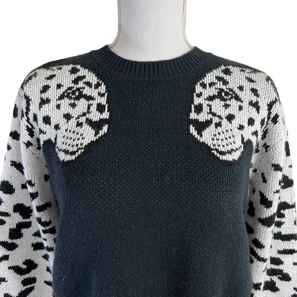 Aqua Sweater Size XS Black and White Leopard Cat Image Animal Print Crewneck Top - Picture 4 of 6